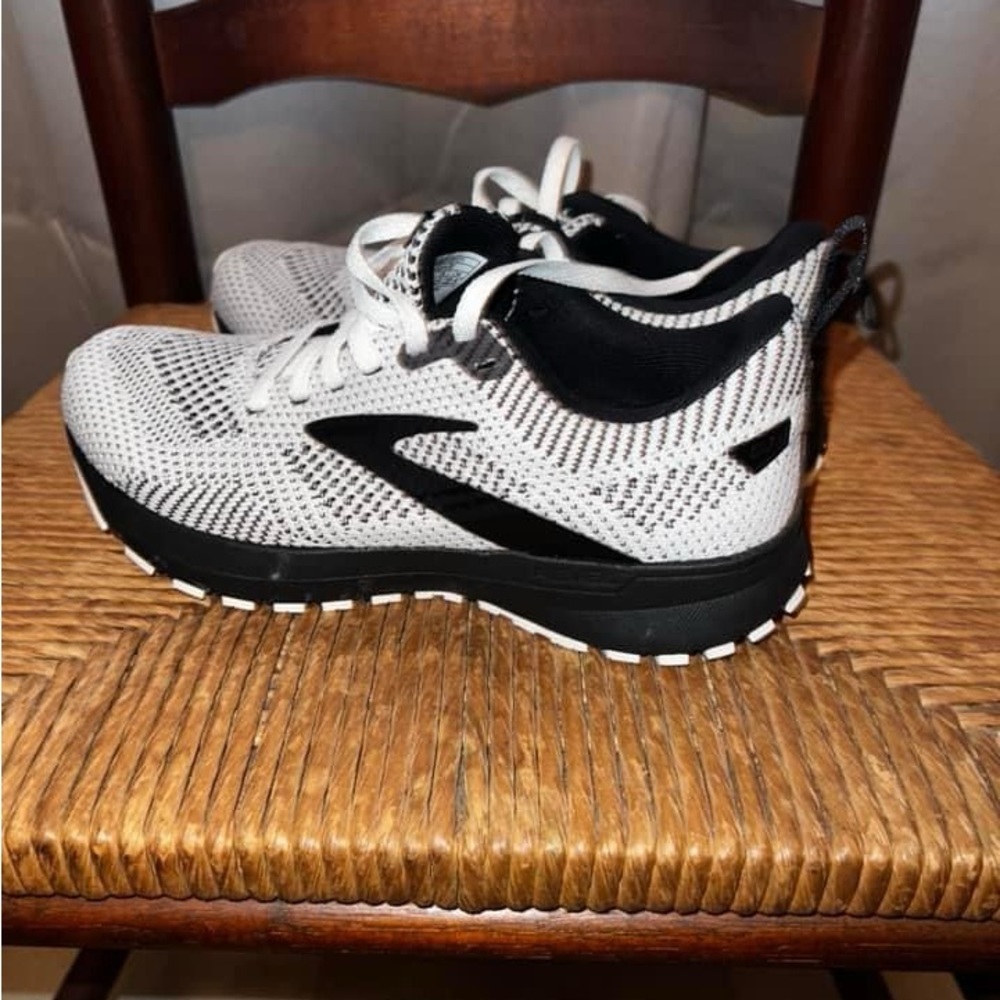 Brooks size 5.5 worn once - I don’t like the style.